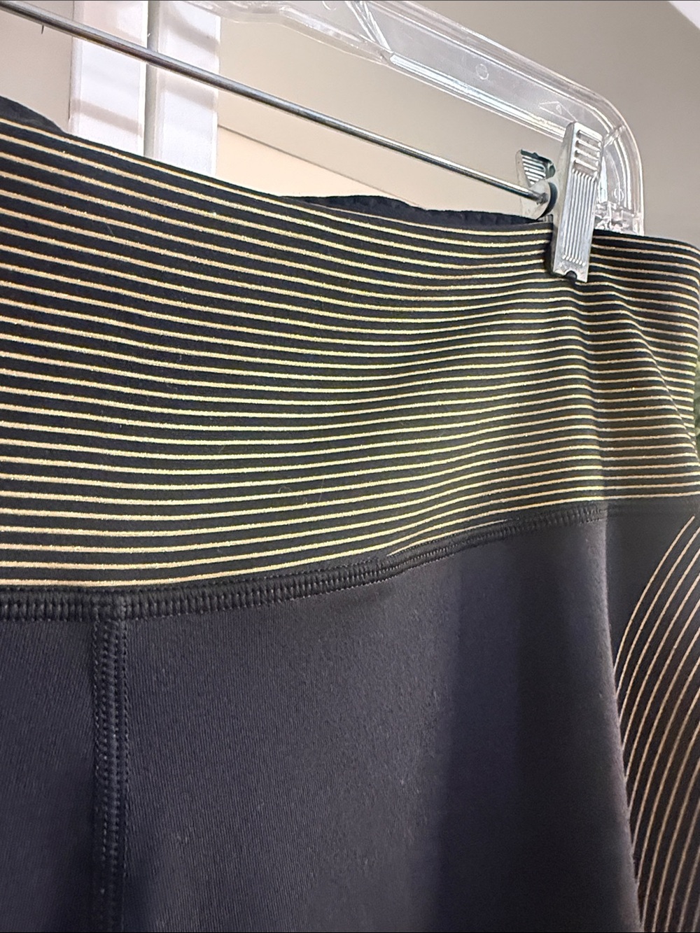 VICTORIA’S SECRET BLACK & GOLD METALLIC LEGGINGS. XL - Picture 5 of 5